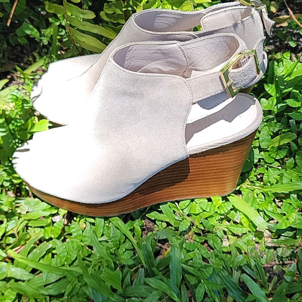 Kenneth Cole 8M suede wedge sandals